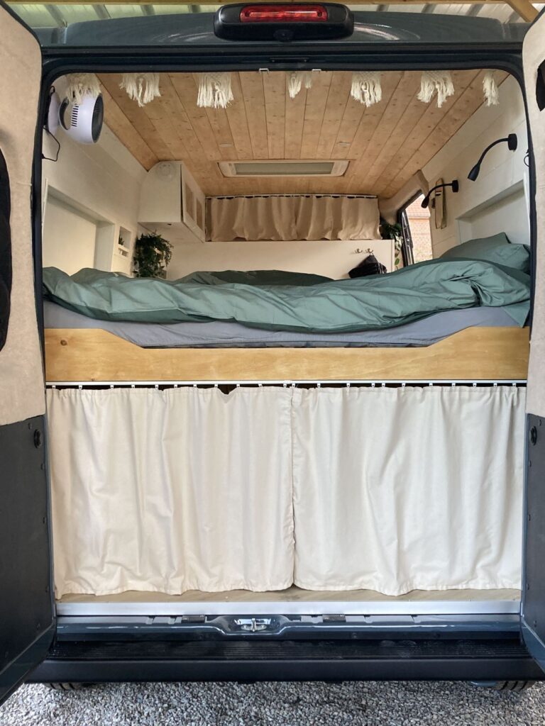 Design van een camper opbergruimte in de koffer resize