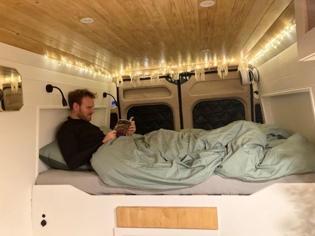 Design van een camper slapen in de breedte