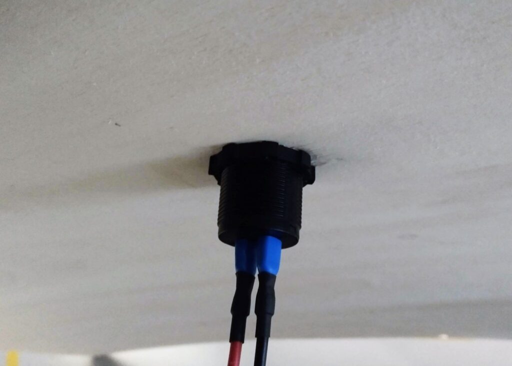aansluiting van de elektriciteitskabels op USB in een camper