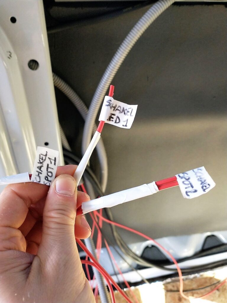 labelen van de elektriciteitskabels voor 12 volt gebruikers